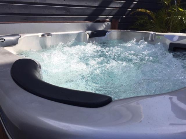 Nicole Residence Avec Piscine Chauffee & Jacuzzi Saint-André Eksteriør billede