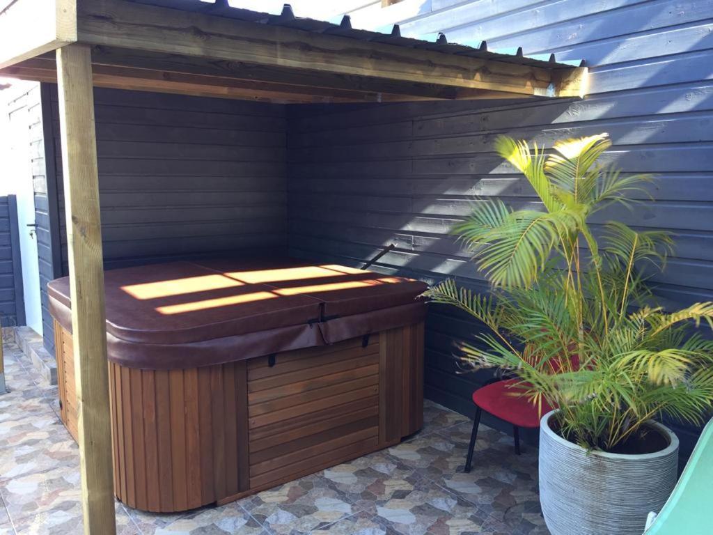 Nicole Residence Avec Piscine Chauffee & Jacuzzi Saint-André Eksteriør billede