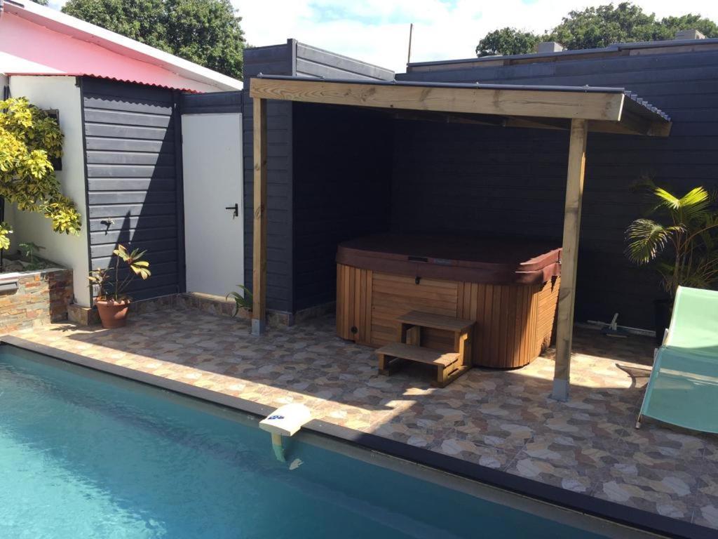 Nicole Residence Avec Piscine Chauffee & Jacuzzi Saint-André Eksteriør billede